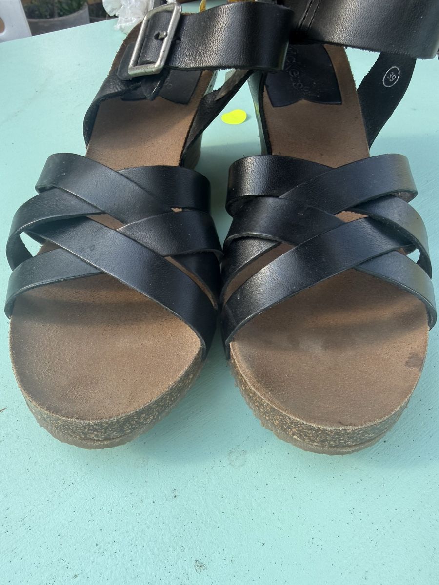 Kickers Scarpe da donna: Kickers Sandalen schwarz Grösse 39 Keilabsatz Leder – Usato da Maur venduto da Marie.5 7