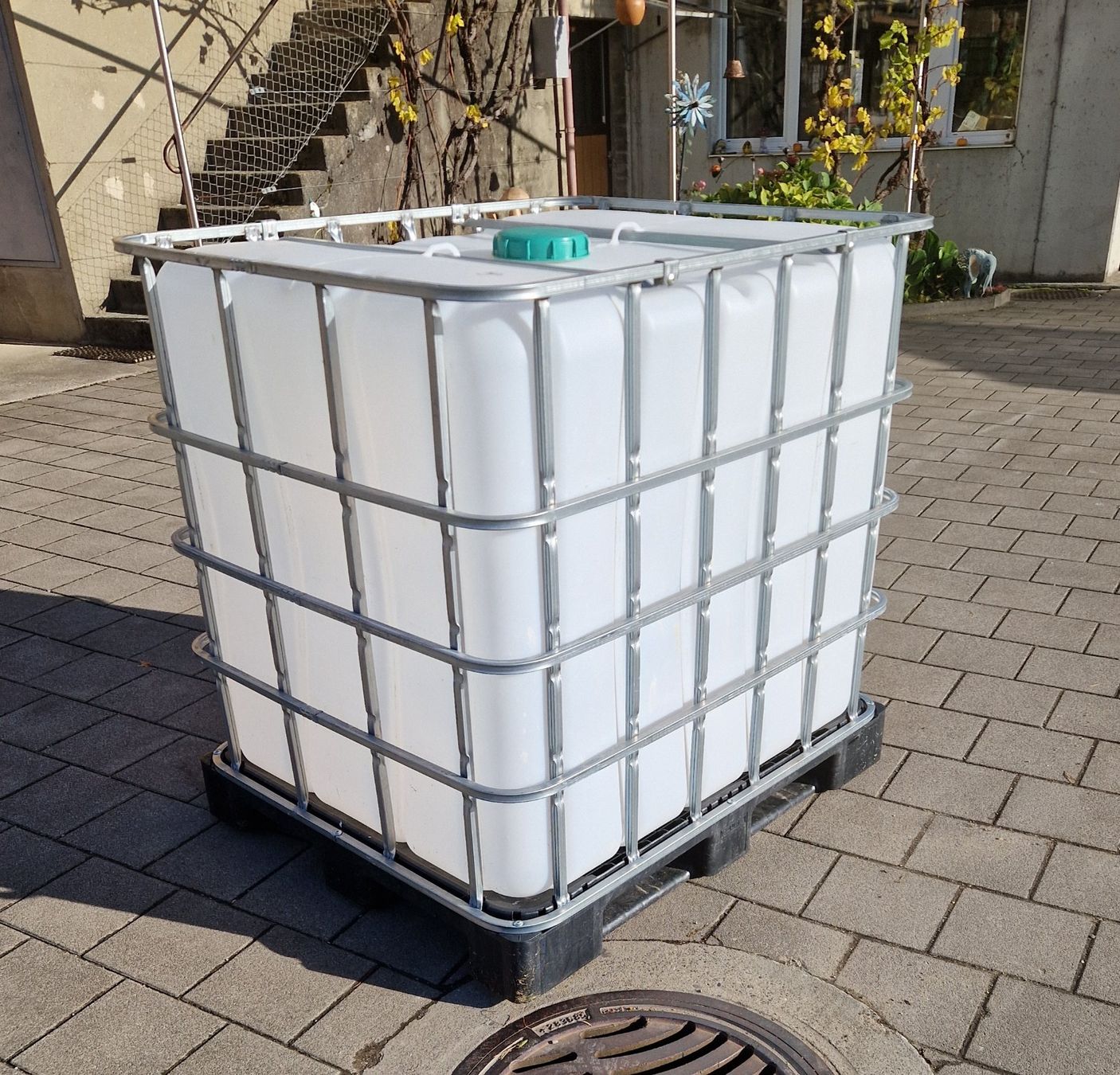 Abbeveratoi e trogoli: IBC Tank 1000Liter – Usato da Gampelen venduto da Schmidi887 1