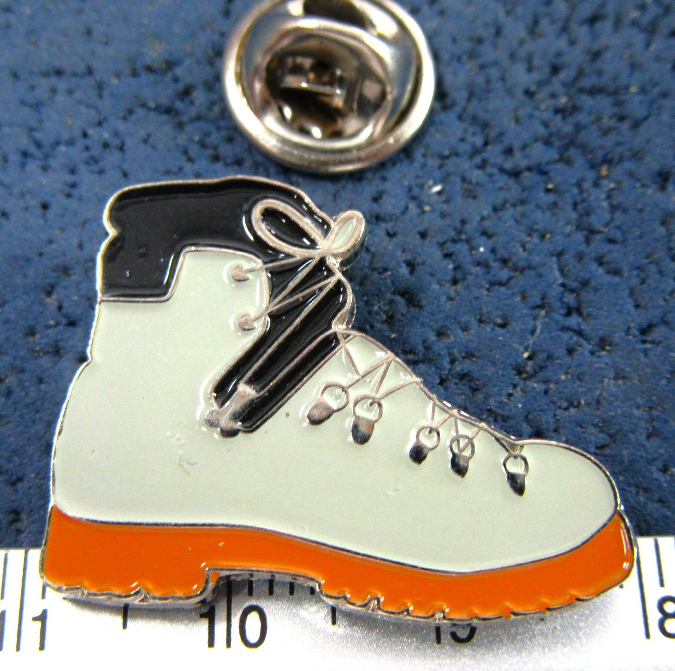 Swiss Placchette & Badge: BERG WANDER SCHUH PIN – Usato da Ettingen venduto da Hausi4711