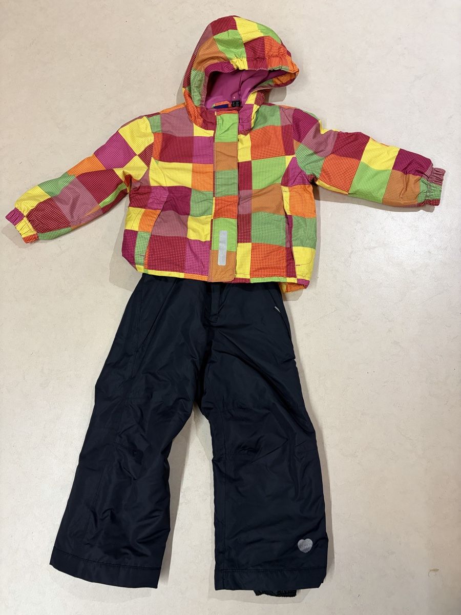 Costumes, combinaisons de sport et fonctionnelles: Combinaison de ski taille 98-104 – D'occasion à Bouveret par nat_rk7v