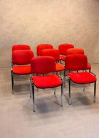 Stapelstühle rot gepolstert mit Chromgestell