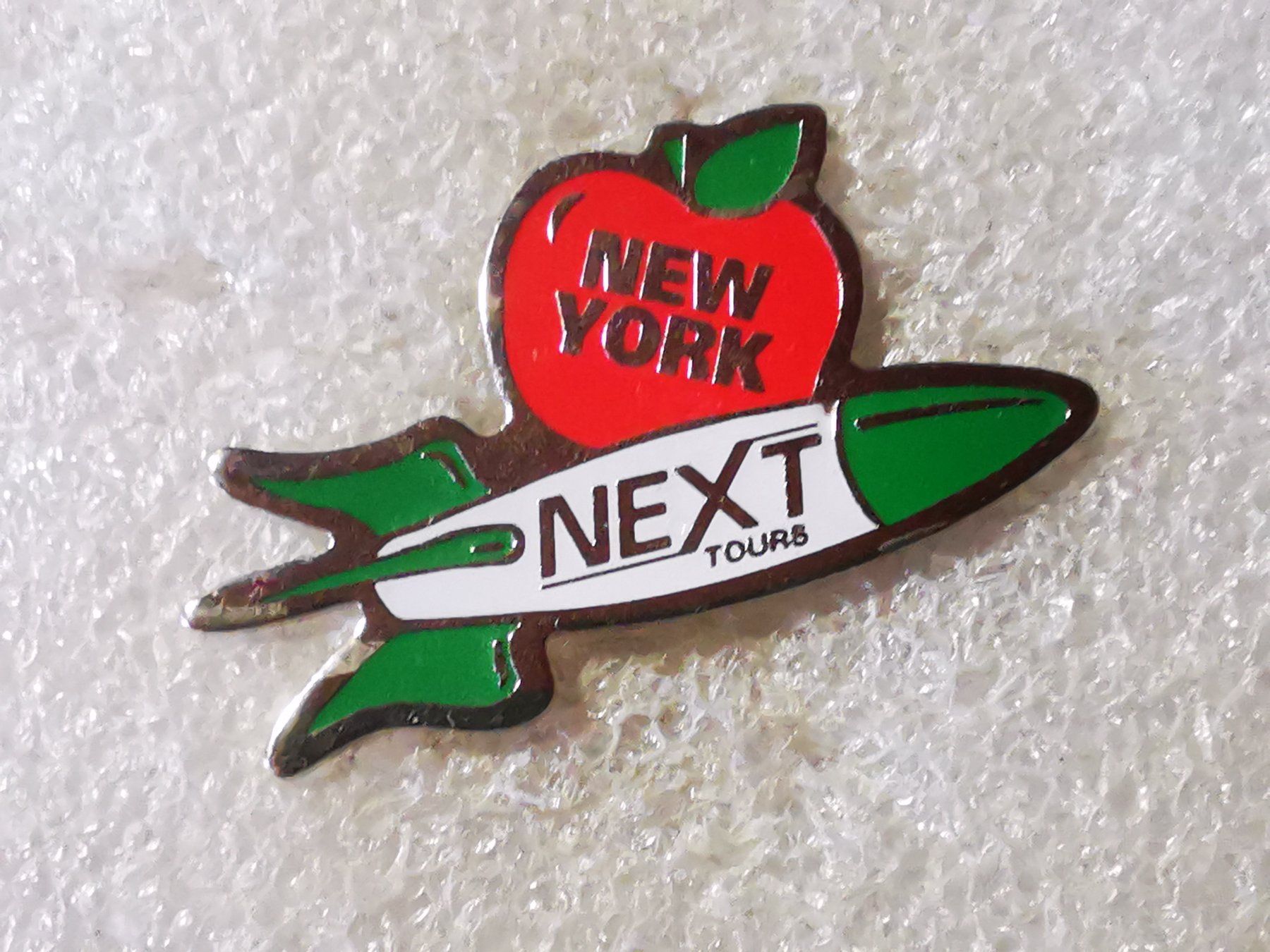Placchette & Badge: Ansteckpin 92: Next Tours New York – Usato da Oppligen venduto da Pin-Fall-Shop