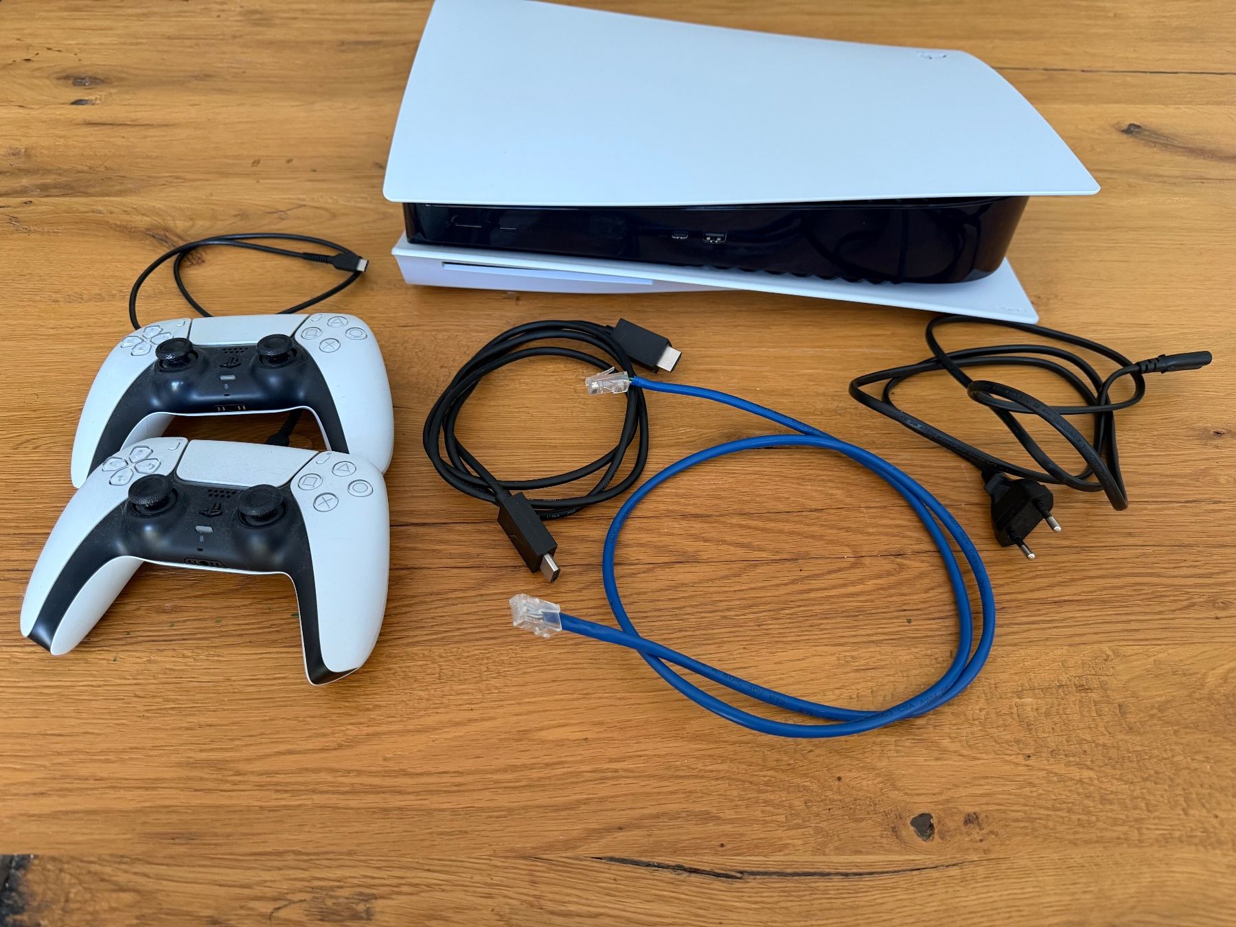 Sony Consoles: PlayStation 5 Disc Edition 825 GB + 2 Controller – D'occasion à Adliswil par chris.tsueri