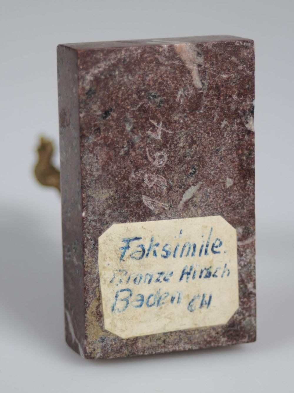 Statuette: Kleiner Hirsch Bronze Figur auf Steinsockel – Usato da Basel venduto da IRMAundFRED 2