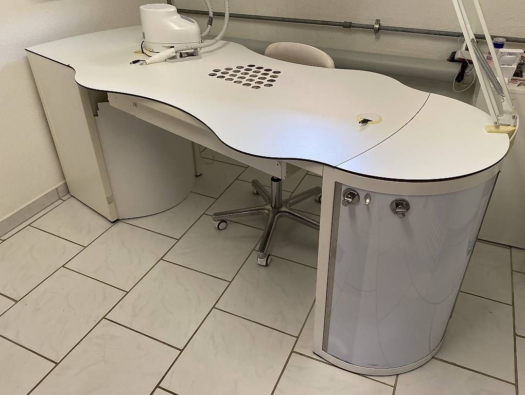 Tables: Nageltisch von Jenny Swiss – D'occasion à Bäretswil par pinky43