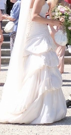 Vestiti: Elegantes Hochzeitskleid mit Schleppe – Usato da Solothurn venduto da Tarraco-SO 2