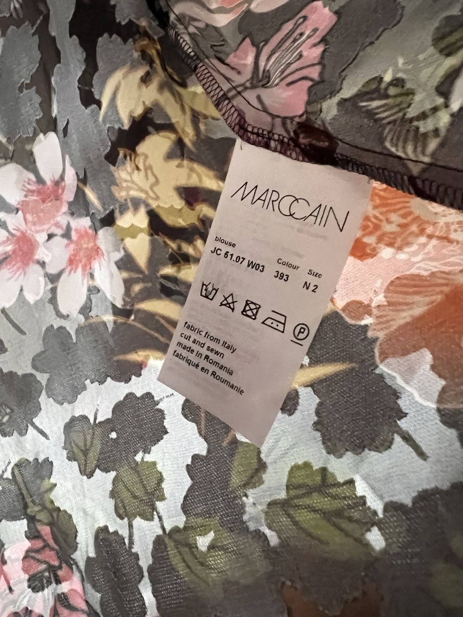 Marc Cain Chemisiers: Bluse Marc Cain, Gr. 36, schwarz mit farbigen Blumen – D'occasion à Solothurn par Brini06 2