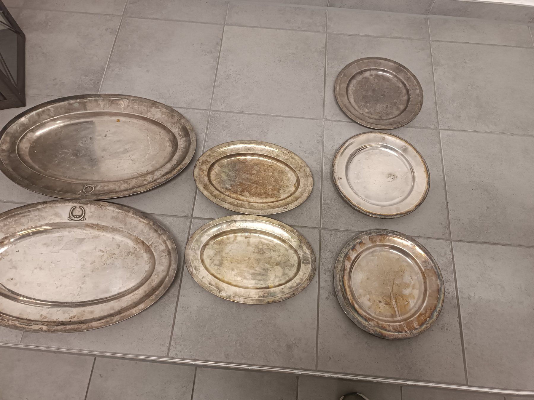 Piatti di portata: Set mit versilberten Servierplatten und Tellern – Usato da Binningen venduto da vit_pqg9