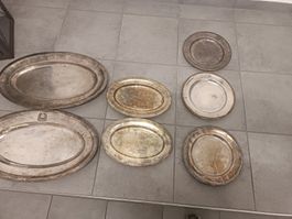Set mit versilberten Servierplatten und Tellern