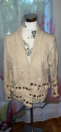 Edle Strickjacke mit Fransen und Knöpfen, Grösse M/L beige