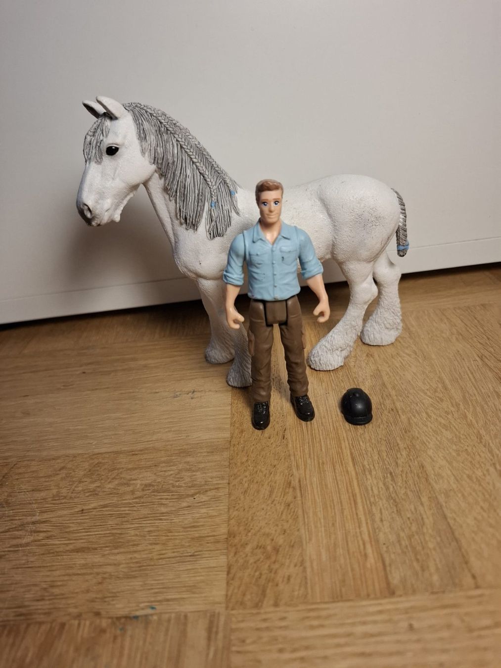 Schleich Spielzeuge: Schleich Pferde Set, Kaltblut Stute & Reiter mit Helm – Gebraucht aus Köniz von sechzigerfan