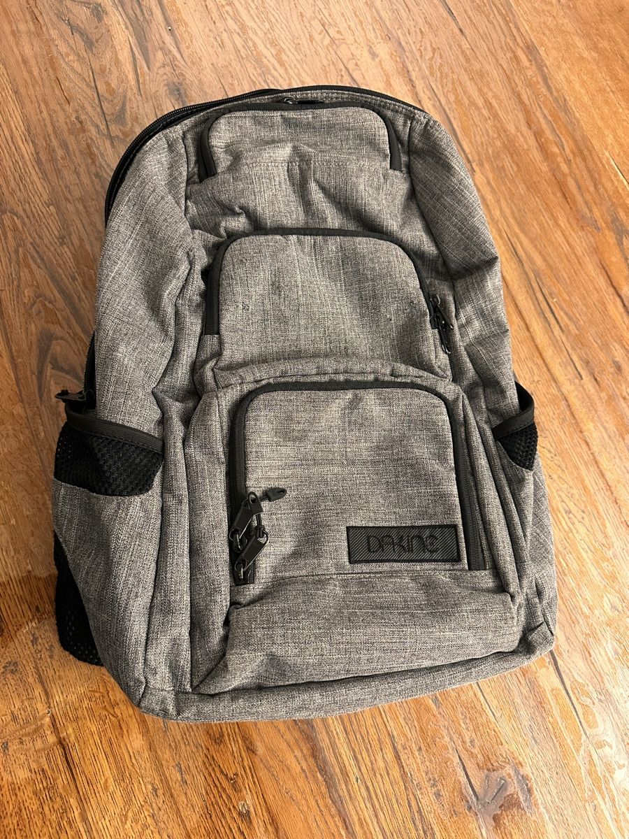 Dakine Rucksäcke: Dakine Rucksack Grau - Ideal für Schule, Uni oder Arbeit! – Gebraucht aus Zürich von Gadgets2020 7