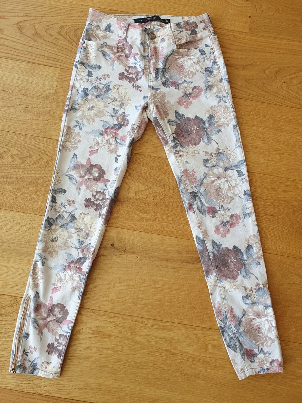 Zara Jeans: Wunderschöne Jeans mit Blumenmuster Gr. 34/36 – Usato da Pfyn venduto da ka.we