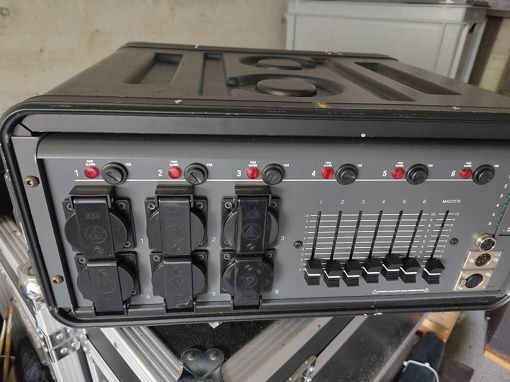 Console di mixaggio: Système d'éclairage complet Show master  – Usato da Meyrin venduto da Suermondt 3