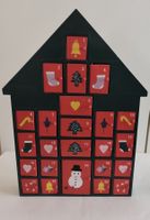 Adventskalender aus Holz Hausform rot schwarz gut erhalten