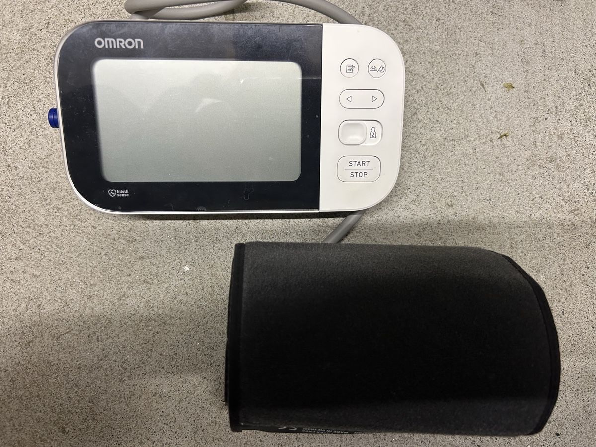 Omron Attrezzature mediche: Blutdruckmessgerät von OMRON – Usato da Dällikon venduto da sigi036 2
