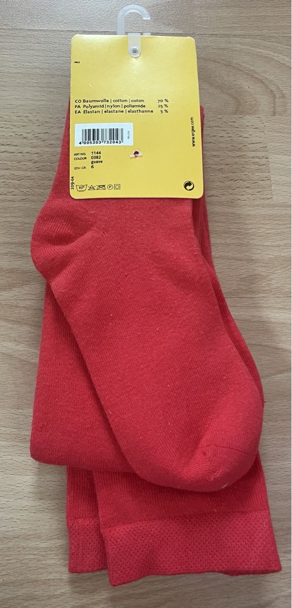 Strümpfe & Strumpfhosen: Rote nagelneue Strumpfhose Gr. 152-164 – Neu und originalverpackt aus Hünenberg See von spartakus02 1