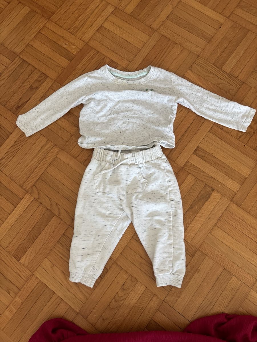 Kleiderpakete & -sets: Ensemble bébé deux pièces gris – Gebraucht aus Ecublens VD von Alan2026