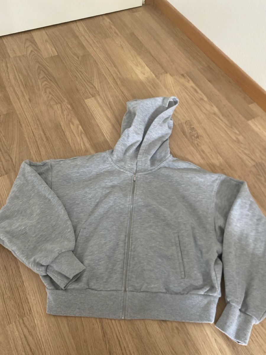 H&M Vestes: H&M Move Kapuzenpullover grau Grösse L mit Reissverschluss – D'occasion à Spreitenbach par hel_7gxh