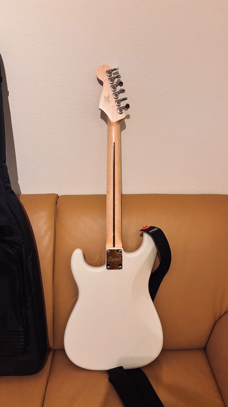 Squier Instruments de musique: E-Gitarre Squier Stratocaster mit Upgrades – D'occasion à Luzern par accessories_shop96 2