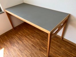 Schreibtisch mit massivem Holzgestell (aus Schreiner ÜK)