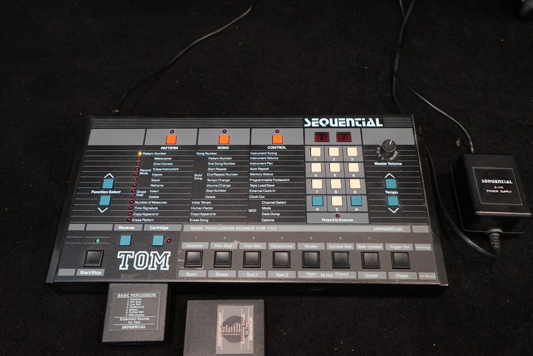 Sequential Strumenti musicali: Sequential TOM Model 420 Drum Machine mit Netzteil 2 Cards – Usato da Ortschwaben venduto da Musictrade 5
