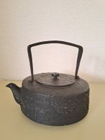 Théière Japonaise ancienne, fonte, motifs fleuris, 1,3 l
