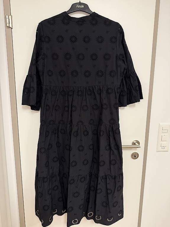 Kleider: Kleid mit Lochspitze - schwarz – Gebraucht aus Wil SG von ell_zj57 1