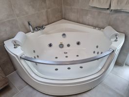 Whirlpool Badewanne Eckmodell mit LED