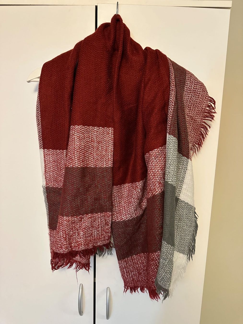Foulard & Sciarpe: Rotes grosses Schal -Tuch – Usato da Schaan venduto da Hermine2018
