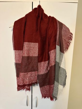 Rotes grosses Schal -Tuch