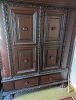 Schwarzer Schrank
