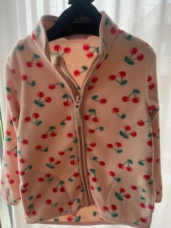 Süsse Mädchen Fleece Jacke mit Kirschen, Grösse 98