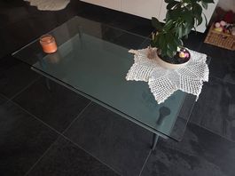 Moderner Glas-Couchtisch mit Ablage