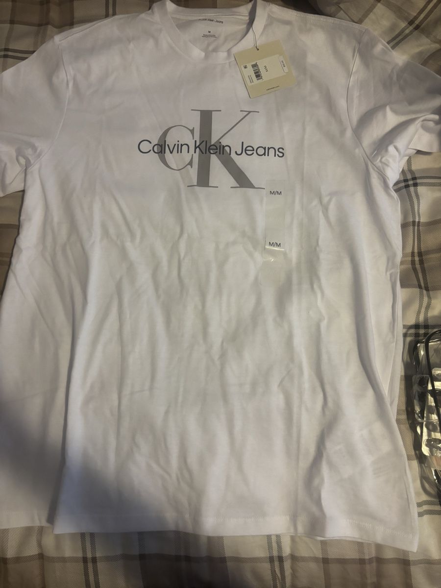 Calvin Klein T-Shirts: Calvin klein S  – Neu und originalverpackt aus Bargen BE von Thi_hp9t