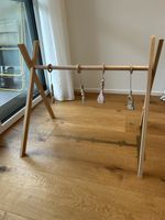 Spielbogen aus Holz mit hängenden Elementen guter Zustand