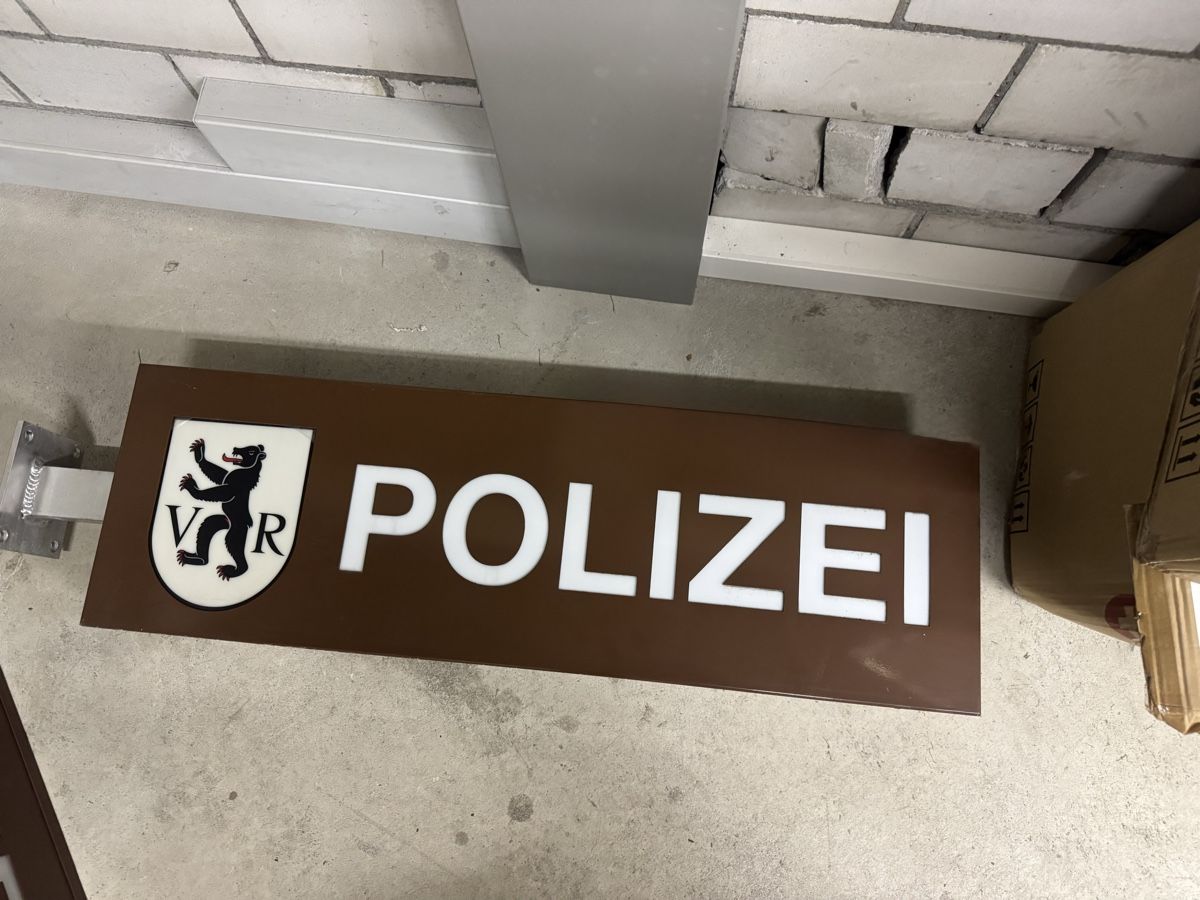 Schilder: Alter Polizei Blechleuchtkasten – Gebraucht aus St. Gallen von Gullygully 1