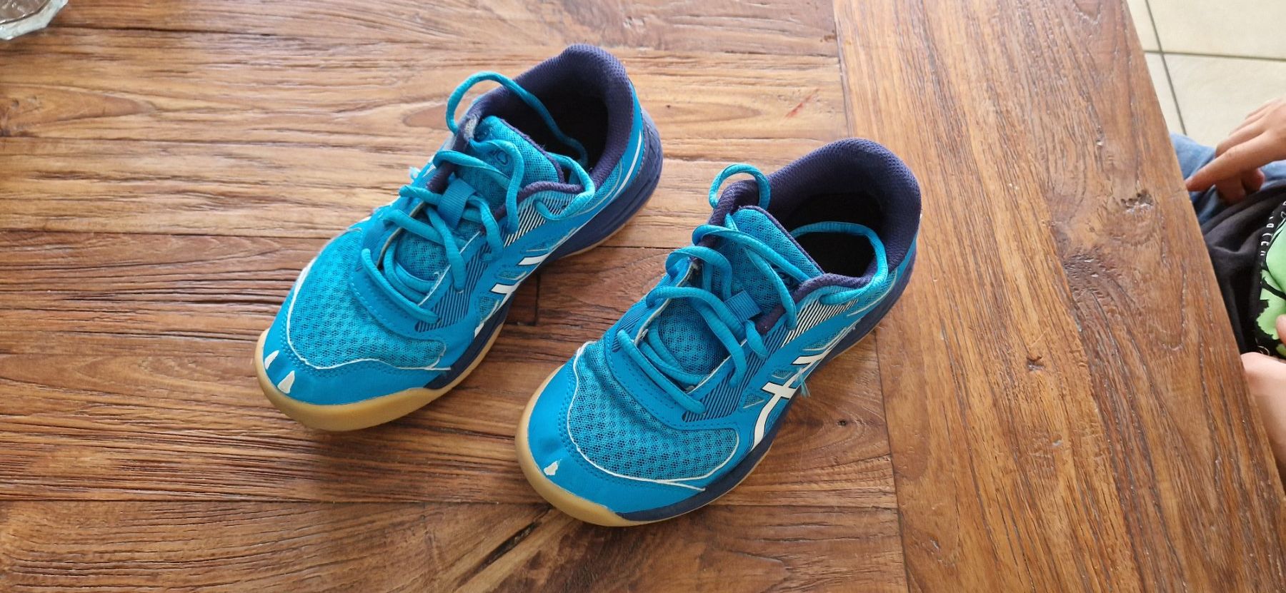 Asics Scarpe per ragazzi: Asics Hallen - Turnschuhe Gr.35 – Usato da Zeiningen venduto da rimoni