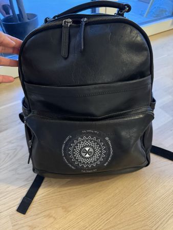 Leder Rucksack Schwarz, Chesterfield, mit Tattoo-Aufkleber