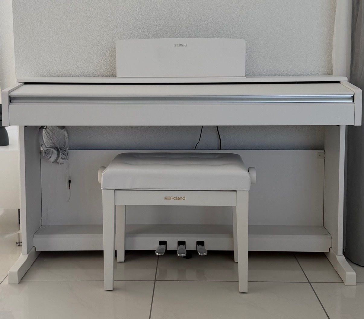 Strumenti musicali: E-Piano und Stuhl weiss – Usato da Kappel SO venduto da Skippi44