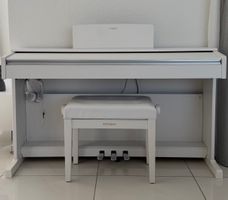 E-Piano und Stuhl weiss
