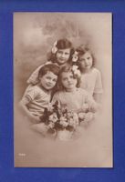 ENFANT - 4 enfants et des fleurs
