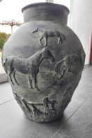 Grosse XL-Design-Bodenvase mit Reliefdarstellungen Pferde