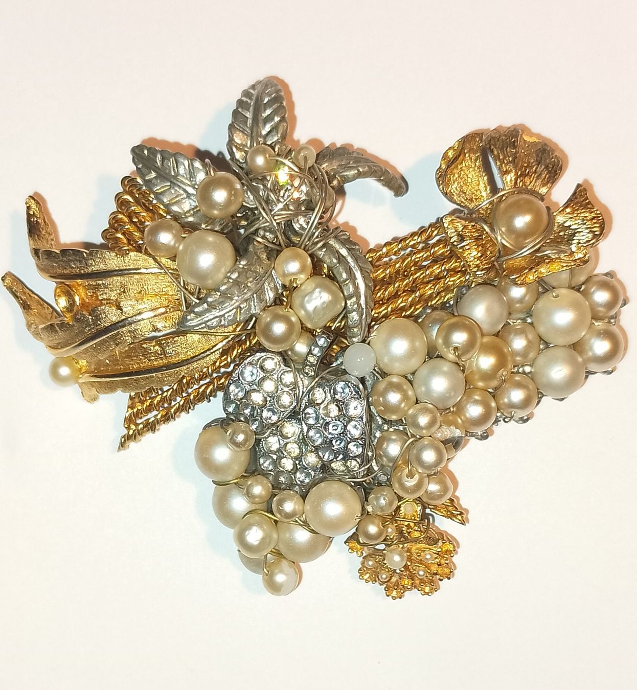Broches & Aiguilles: Robuste Vintage Antik Brosche "TOTA" mit Perlen  – D'occasion à Therwil par col_m6rx