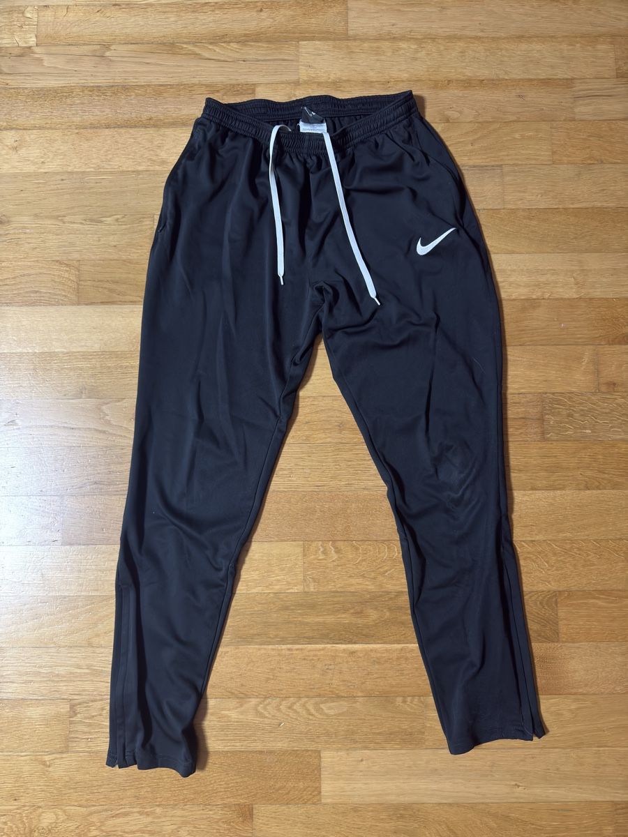 Nike Pantaloni: Nike Hose Sport schwarz Grösse M – Usato da Winterthur venduto da GinaMila