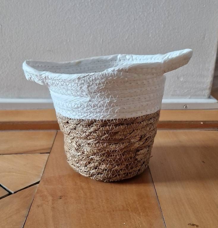 Blumentöpfe: 1x Blumentopf aus Bast/Plastik – Gebraucht aus Zürich von flavoured