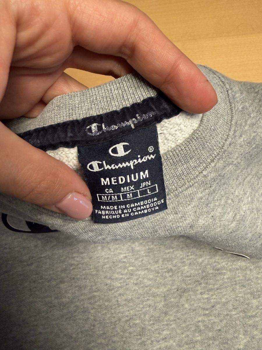 Champion Pullover & Sweatshirts: Champion Sweatshirt Grey Logo Crew Neck Size Medium – Gebraucht aus Zürich von Vbo_5yj9 1