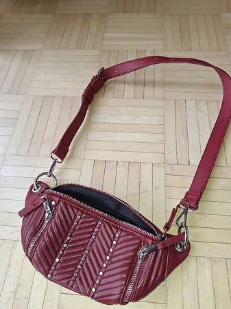 Trendige Guerteltasche von Zara, bordeauxrot