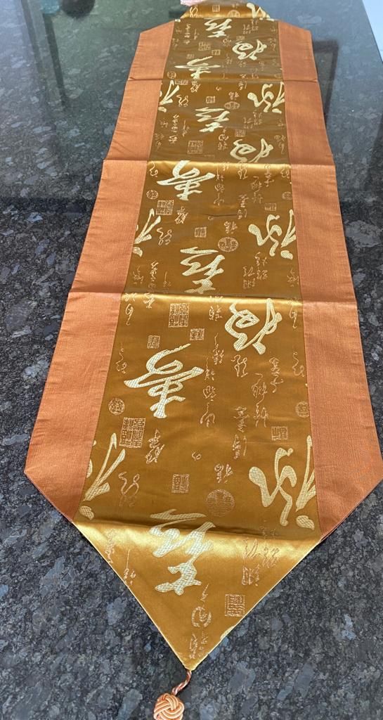 Set di tavolo e panche: 2 Exceptional Chinese brocade Table Runners – Nuovo e nell'imballaggio originale da Wohlen b. Bern venduto da cookiemonster 2