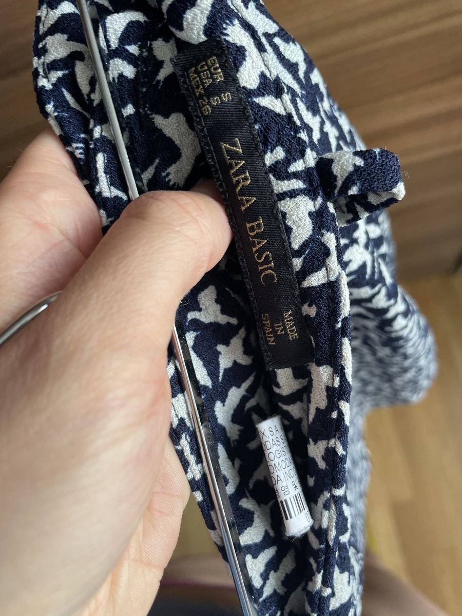 Zara Hosen: Zara Blue & White Bird Print shorts – Gebraucht aus Zug von Fashionaddicted.- 3